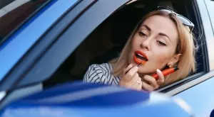 Женски виц за 13 декември 2023: Спира една мадама на светофар