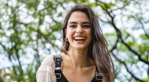 Женски виц за 29 февруари 2024: Прибира се мъж у дома и пита жена си