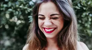 Женски виц за 15 февруари 2024: Откъде е този рус косъм?