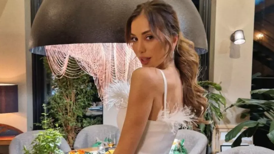 Ето с кого отиде Александра Богданска да бере рози