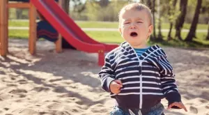 Виц за днес: Дете реве на площадка