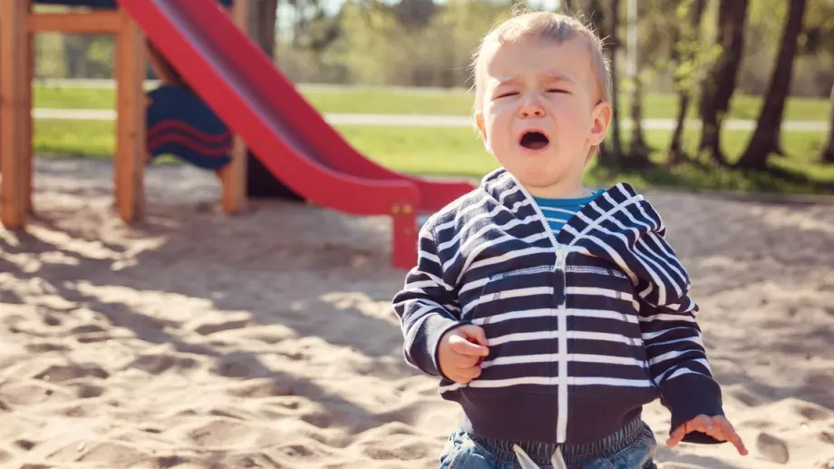 Виц за днес: Дете реве на площадка