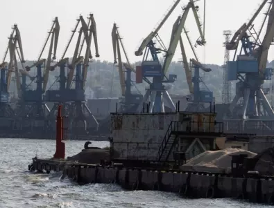 Първи товарен кораб напусна Мариупол под въоръжен ескорт