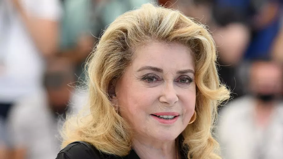 Катрин Деньов с почетен "Златен лъв" на фестивала във Венеция