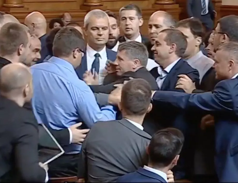 Почти бой в парламента. Костадинов към депутат от ПП: На тоя тъпак ще му разбия носа (