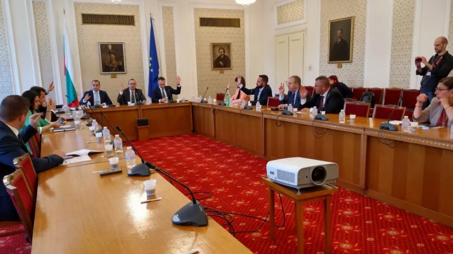 Удължават с месец срока за избор на нова КЗК