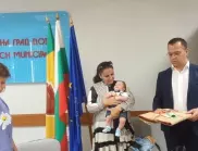 Млади семейства получиха пана "Шевица от Добруджа" като спомен от Община Добрич (СНИМКИ)