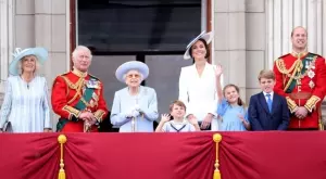 Юбилеят на Елизабет II: Какви тоалети избраха Кейт, Меган и самата Кралица (СНИМКИ)