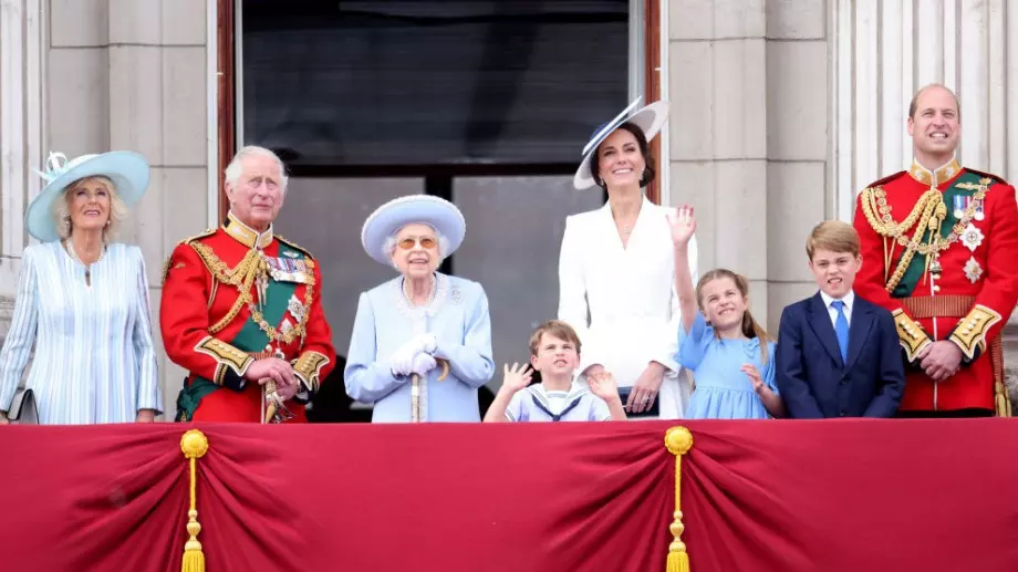 Юбилеят на Елизабет II: Какви тоалети избраха Кейт, Меган и самата Кралица (СНИМКИ)