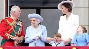 Забавните физиономии на принц Луи на балкона на Бъкингамския дворец (СНИМКИ)