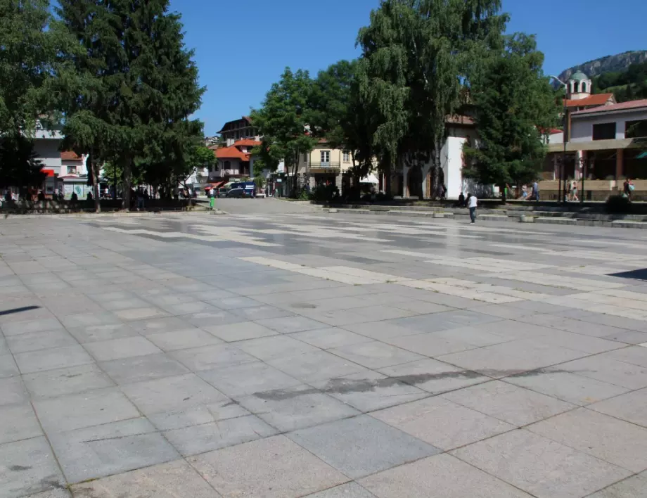 Община Тетевен стартира работа по ремонт на Централния площад