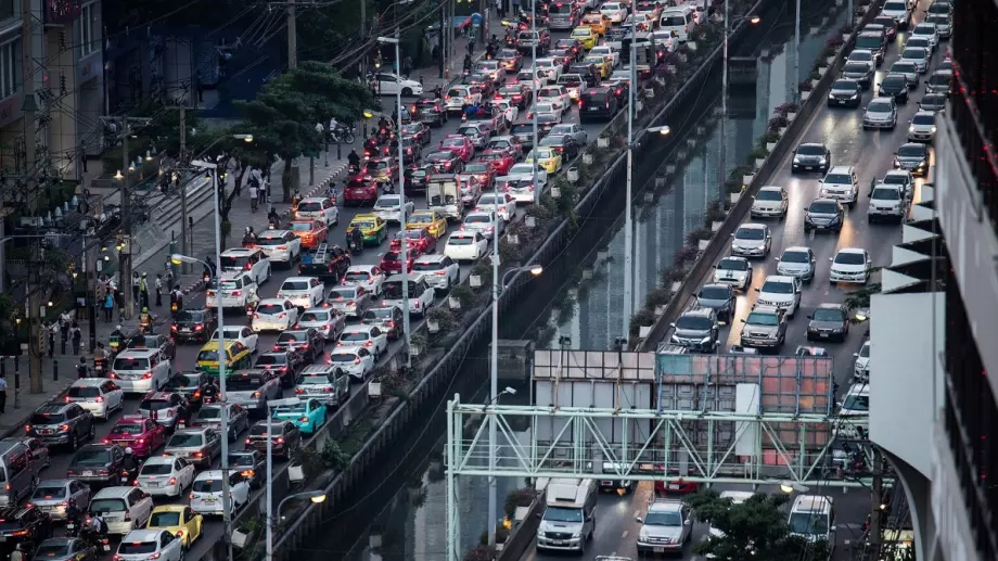 Франция дава финансови стимули на шофьорите, ако не карат в час пик