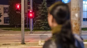 Виц за днес: Жена на светофар 