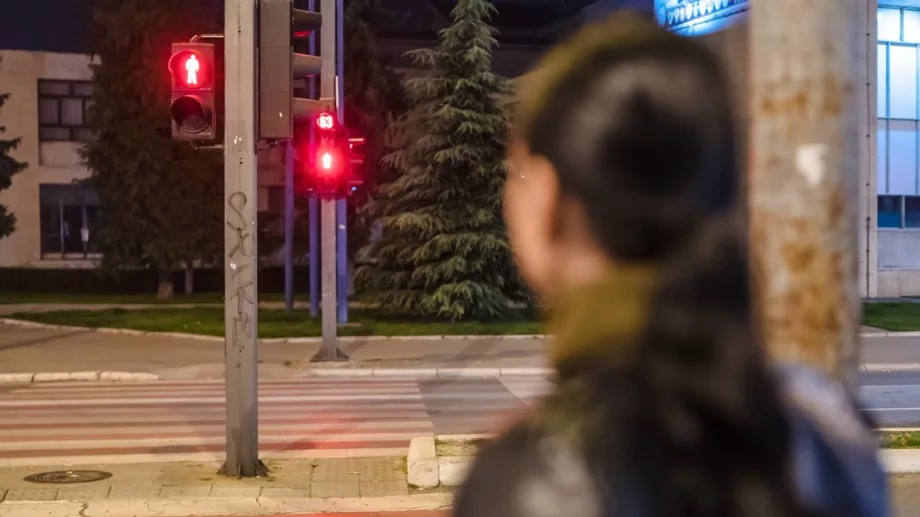 Виц за днес: Жена на светофар 