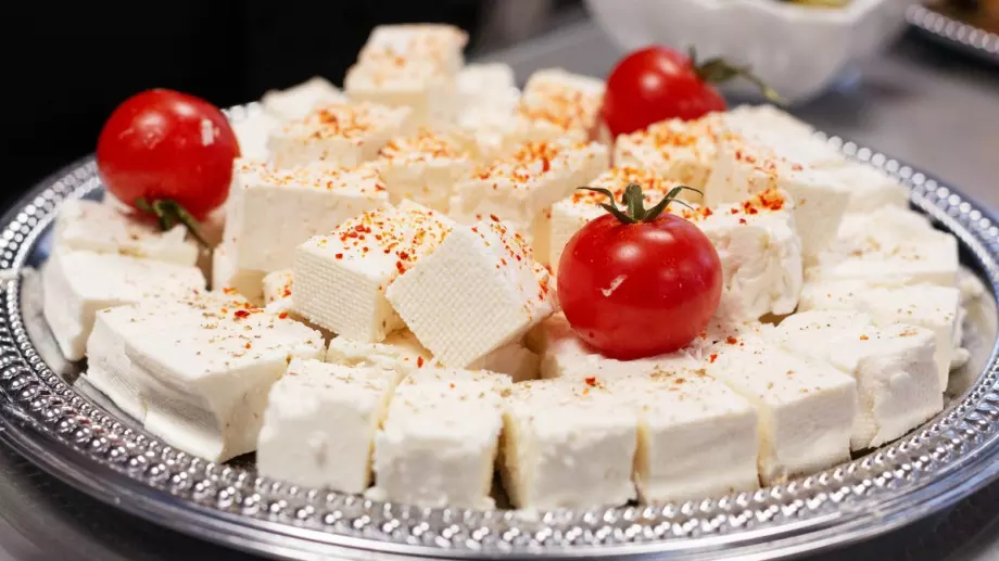 Как да си направите вкусно домашно сирене