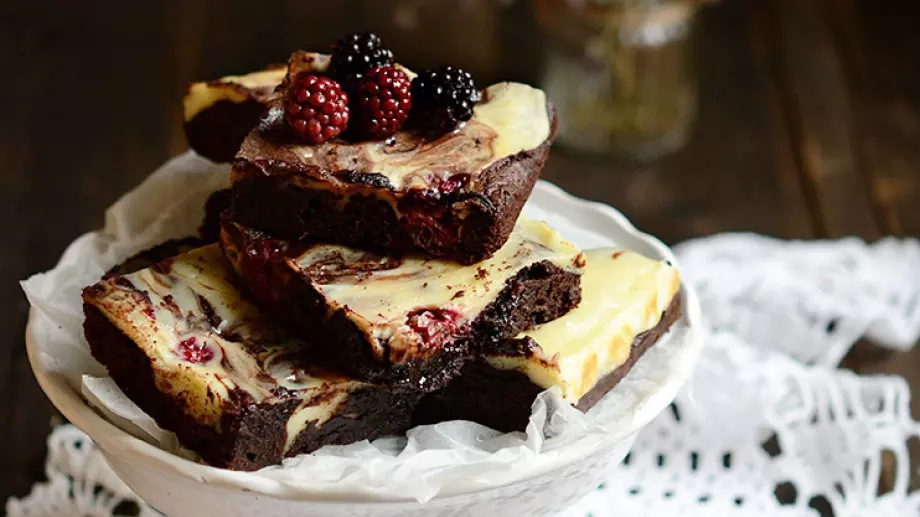 Няма толкова вкусен брауни чийзкейк с къпини
