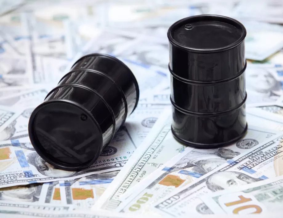 Петролът сорт "Брент" падна до под 100 долара за барел, еврото почти се изравни с долара