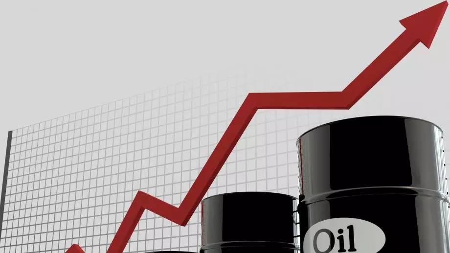 След лекия спад, цената на петрола пак остава висока