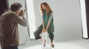 Виц за днес: Фотограф снима модел 