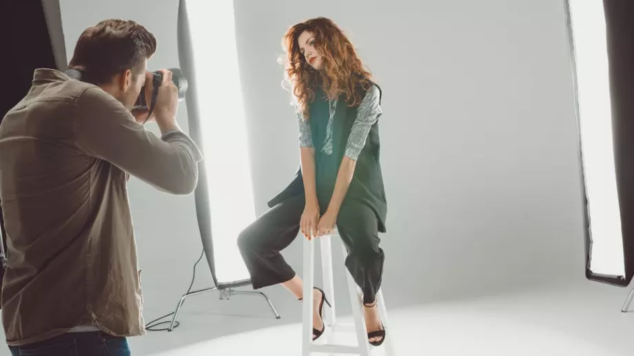 Виц за днес: Фотограф снима модел 