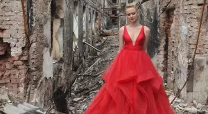 Украинска абитуриентка позира на фона на разрушеното си училище (ВИДЕО)