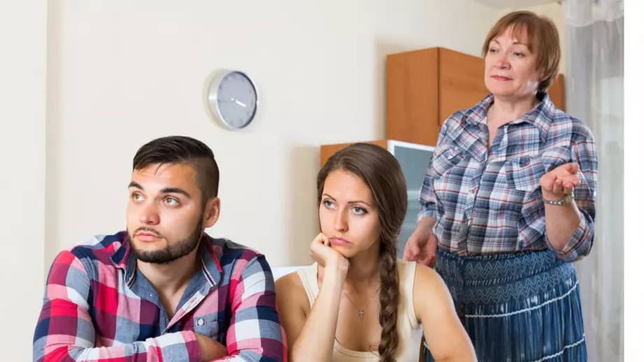 Виц на деня: Младоженци и тъщата 