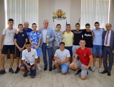 Футболисти към кмета на Асеновград: Благодарим на общината