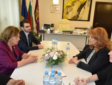 Вицепрезидентът се срещна с кмета на Ловеч Корнелия Маринова и участва в откриването на конференция по френски език