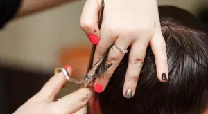 Виц за днес: Мъж отишъл да се подстриже