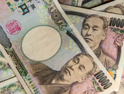 Третата най-търгувана валута в света поевтиня до 20-годишно дъно