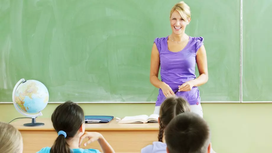 Женски виц за 2 септември 2023: Учителка нарисувала на дъската ябълка