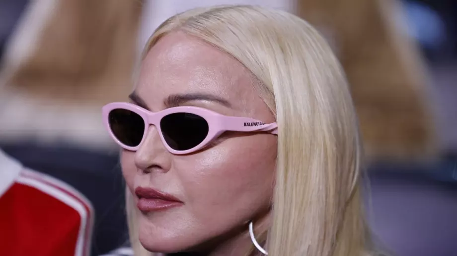 Не се спря: Мадона си показа голите гърди (СНИМКИ)