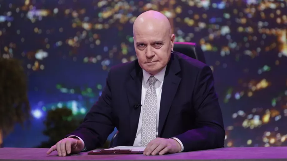 Виц на деня: Слави Трифонов в ресторант