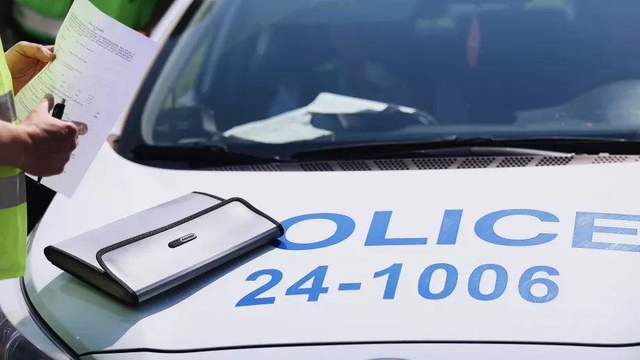 Виц за днес: Катаджия спира автомобил за проверка