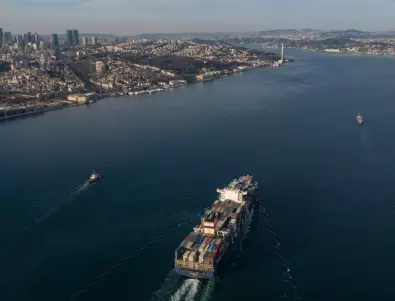 Кораб със зърно от Украйна заседна край Истанбул и блокира движението в Босфора