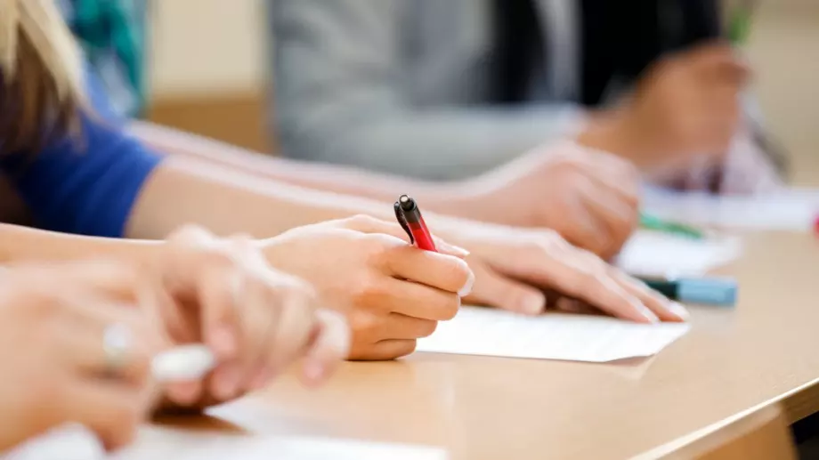 Как се пише правилно – намалявам или намалям?