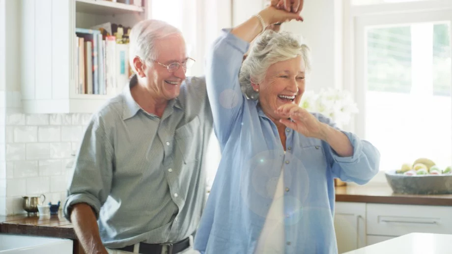 Виц на деня: Дядо решил да разбере дали жена му е изневерявала