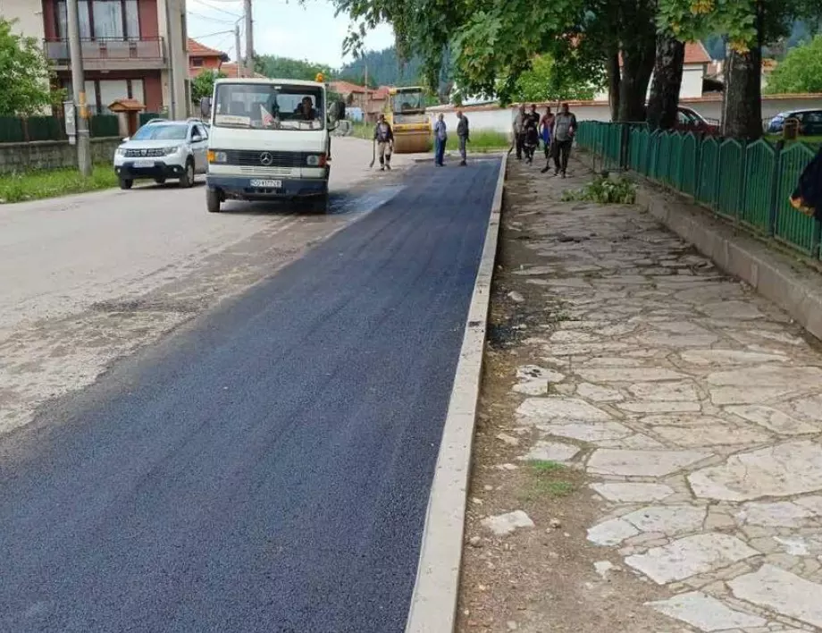 Асфалтираха улици в самоковското село Продановци