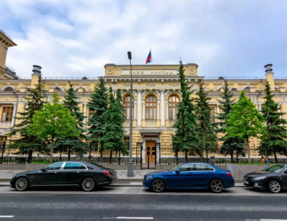 Централната банка на Русия удължи ограниченията за теглене на чужда валута