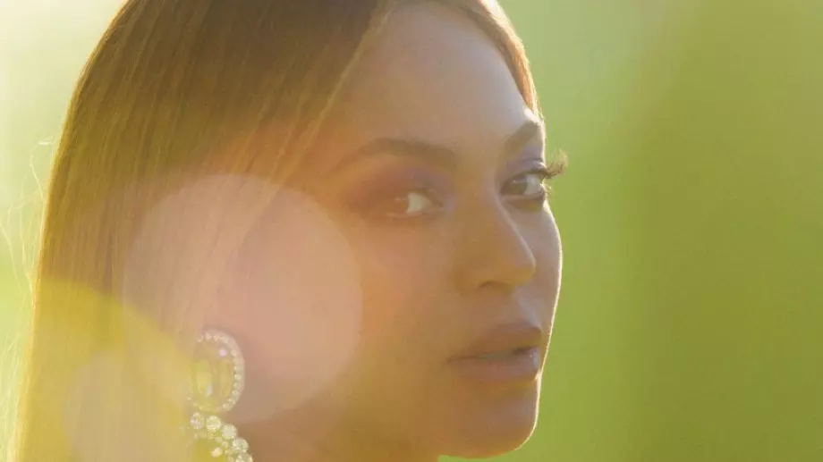 Бионсе с впечатляваща фотосесия за Vogue Великобритания (СНИМКИ)