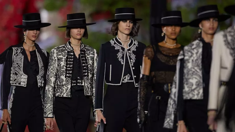 Българката Белослава Хинова участва в ревюто Dior Cruise 2023, вдъхновено от фламенкото (ВИДЕО)