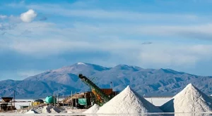 Европа изостава в надпреварата за суровини, използвани в батериите за електромобили  