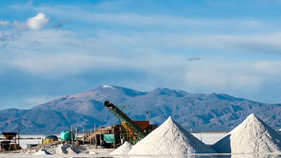 Европа изостава в надпреварата за суровини, използвани в батериите за електромобили  