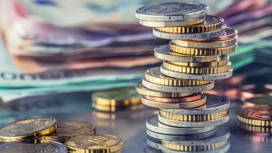 Еврото потъна до 20-годишно дъно, отново е по-евтино от долара