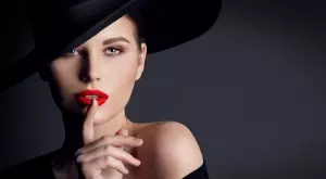 Виц за днес: Звъни сексапилната ми съседка