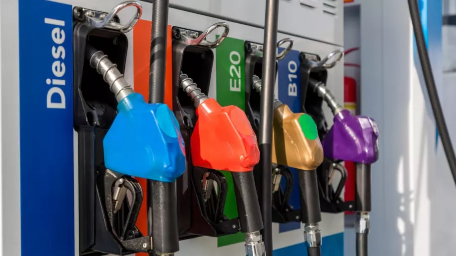 В Италия зареждането на гориво може да ви струва с 10 евро повече, ако не го заредите сами