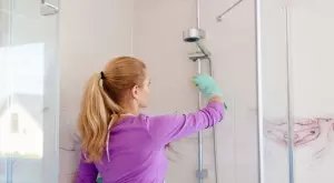 Как лесно да почистите вашия душ параван