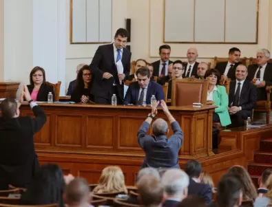 Бъдещето на кабинета Петков: Депутатите гласуват вот на недоверие