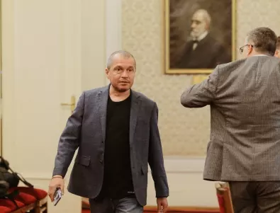 Тошко Йорданов със сценарий за оставката на Петков: Като на анимационен филм с нокти по паркета