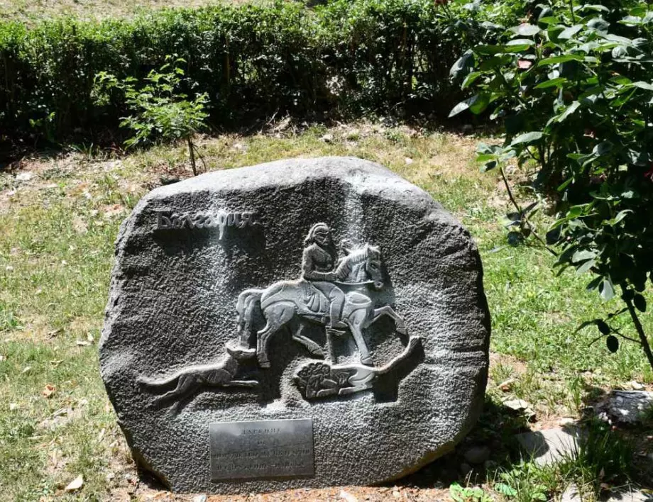 В Скопие поругаха дарения от България паметник на Мадарския конник (СНИМКИ)